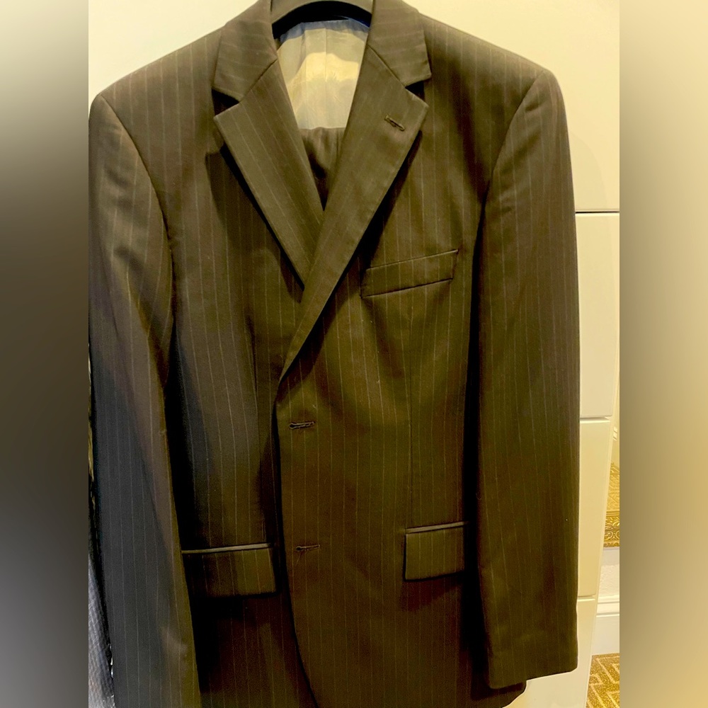 Hugo Boss Navy Blue men’s Suit in 40R. Waist 31 and inseam 30”
